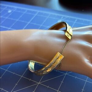 Pastelli vintage rolled edge hinged bangle textured cut design euc estate sale